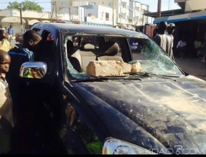 Le Cortège De La Femme Du Maire Caillassé : Les Libéraux Réclament Justice Le Cortège De La Femme Du Maire Caillassé : Les Libéraux Réclament Justice