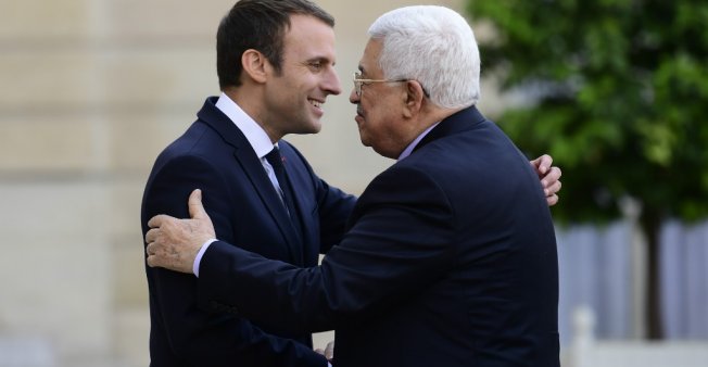 Lâché par Washington, Mahmoud Abbas en quête de soutien à Paris