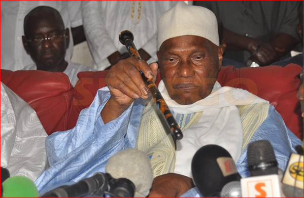 Parrainage : En dix jours, Karim Wade quintuple le quota requis, le « Macky panique » et le Pds menace Parrainage : En dix jours, Karim Wade quintuple le quota requis, le « Macky panique » et le Pds menace