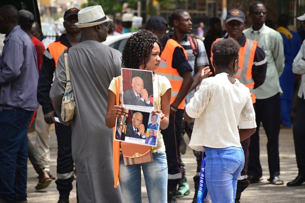 Incroyable mais vrai, des photos de Bruno Diatta vendues comme de petits pains à ...2000 cfa l'unité Incroyable mais vrai, des photos de Bruno Diatta vendues comme de petits pains à ...2000 cfa l'unité