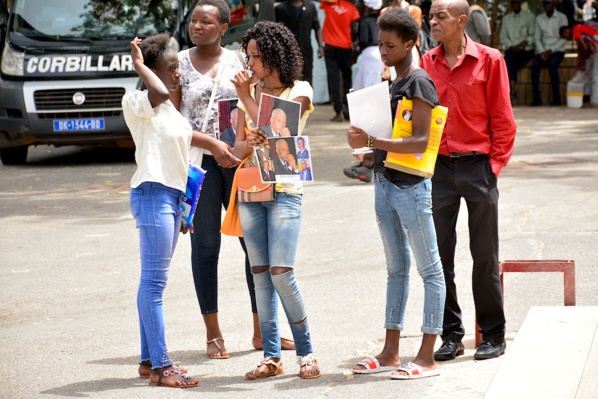 Incroyable mais vrai, des photos de Bruno Diatta vendues comme de petits pains à ...2000 cfa l'unité Incroyable mais vrai, des photos de Bruno Diatta vendues comme de petits pains à ...2000 cfa l'unité
