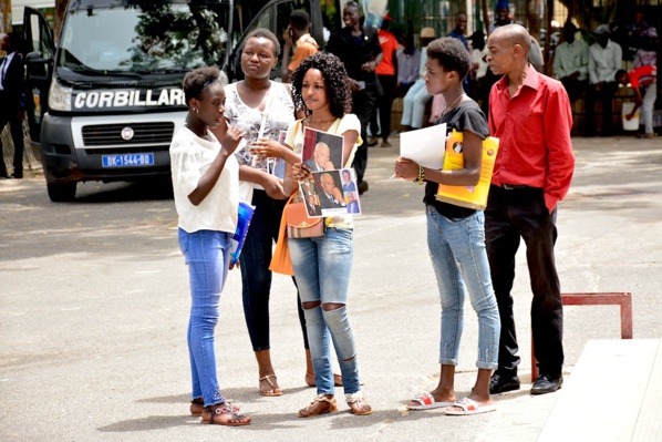 Incroyable mais vrai, des photos de Bruno Diatta vendues comme de petits pains à ...2000 cfa l'unité Incroyable mais vrai, des photos de Bruno Diatta vendues comme de petits pains à ...2000 cfa l'unité