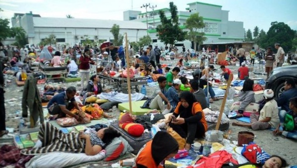 Indonésie : le bilan macabre du séisme et du tsunami évolue à 832 morts […] La présidence s’attend à des milliers