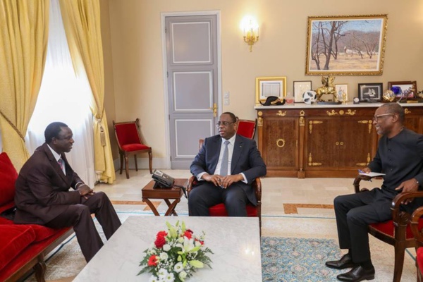 Palais: Thione Seck reçu en audience par Macky Sall Palais: Thione Seck reçu en audience par Macky Sall