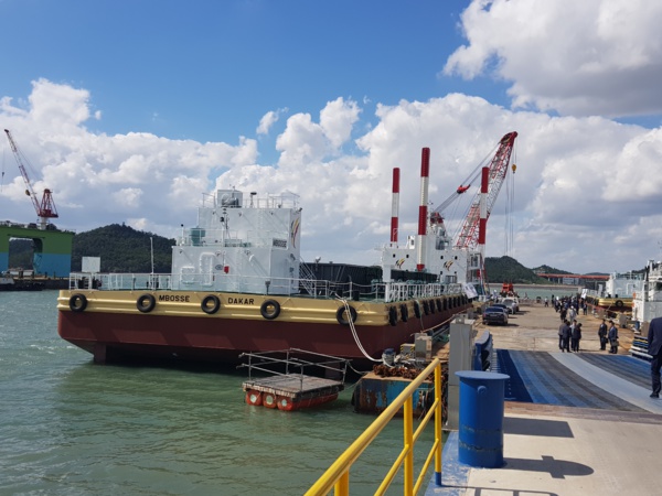 Mme Ndéye Tické Ndiaye DIOP,  Dg de l’ANAM, réceptionne des navires... 
