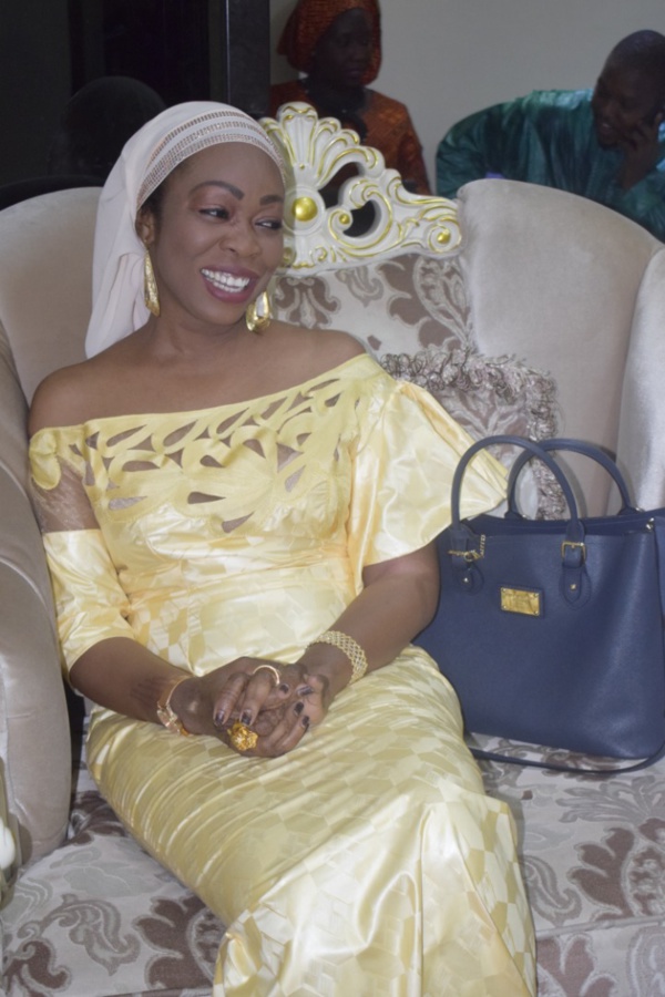 Adja Aby Ndour sublime dans sa tenue traditionnelle