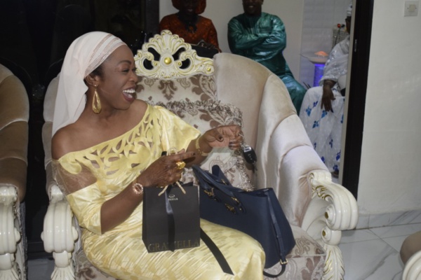 Adja Aby Ndour sublime dans sa tenue traditionnelle Adja Aby Ndour sublime dans sa tenue traditionnelle