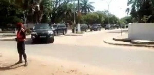 Macky stoppe son cortège de 45 voitures pour...