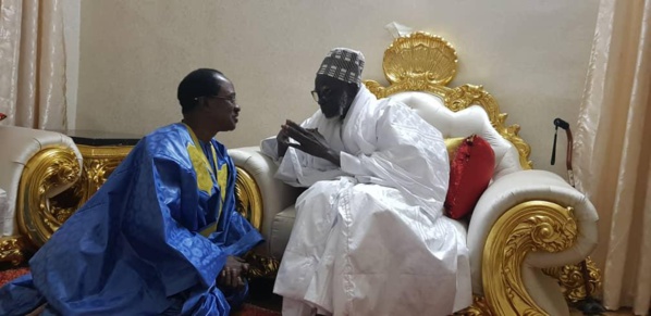 Arrête sur image ! Me Madické Niang en conciliabule avec le khalif général des mourides, Serigne Mountakha Mbacké