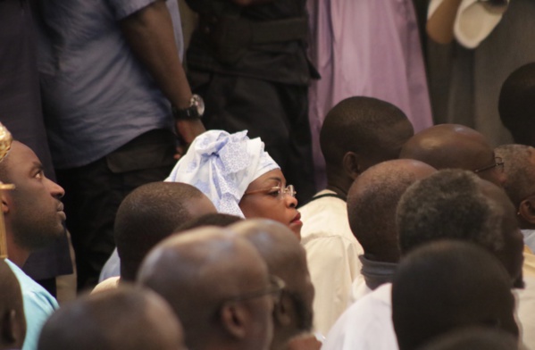 Macky à Touba : Ce geste de Marième Faye, calculé ou pas, renforce sa popularité Macky à Touba : Ce geste de Marième Faye, calculé ou pas, renforce sa popularité