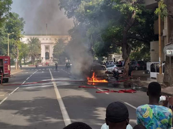 Urgent: Du feu prêt du palais de la République Urgent: Du feu prêt du palais de la République
