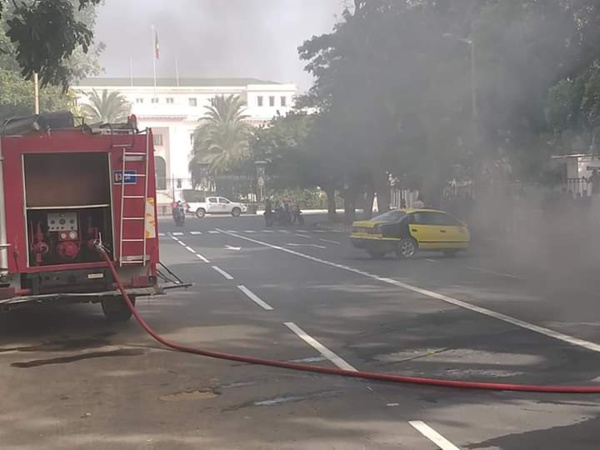 Urgent: Du feu prêt du palais de la République Urgent: Du feu prêt du palais de la République