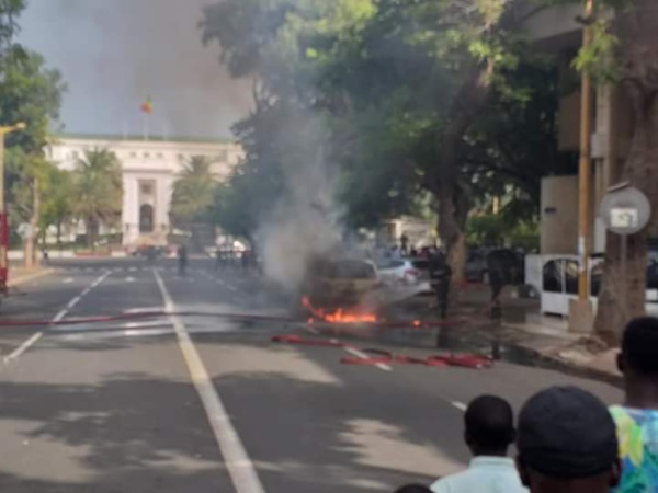 Urgent: Du feu prêt du palais de la République Urgent: Du feu prêt du palais de la République
