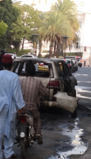 Feu près du Palais de République- Un véhicule de type 4 x 4 flambe et ameute toute la ...République Feu près du Palais de République- Un véhicule de type 4 x 4 flambe et ameute toute la ...République