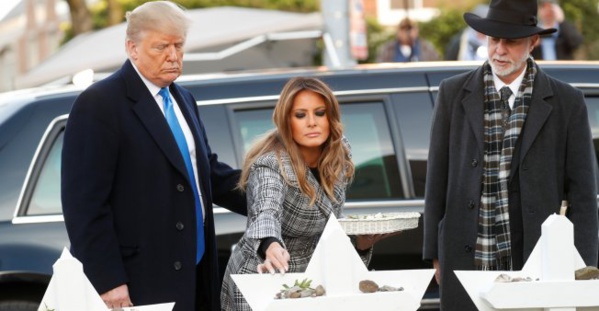 Donald et Melania Trump rendent hommage aux victimes de la synagogue de Pittsburgh, le 30 octobre 2018 Donald et Melania Trump rendent hommage aux victimes de la synagogue de Pittsburgh, le 30 octobre 2018