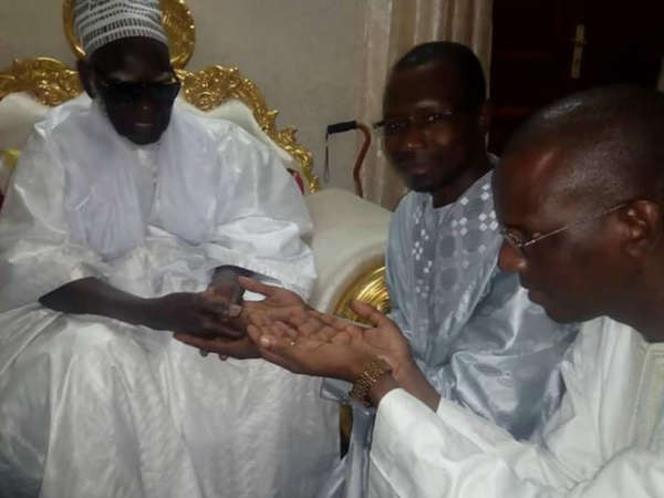 Arrêt sur image ! Le "Ziarra" du questeur Daouda Dia au khalif général des mourides Arrêt sur image ! Le "Ziarra" du questeur Daouda Dia au khalif général des mourides