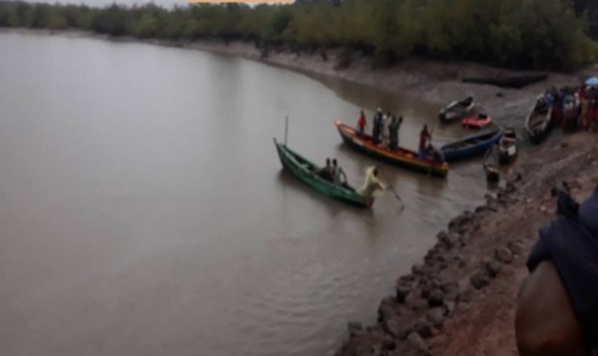 Un Chavirement De Pirogue Fait 4 Morts