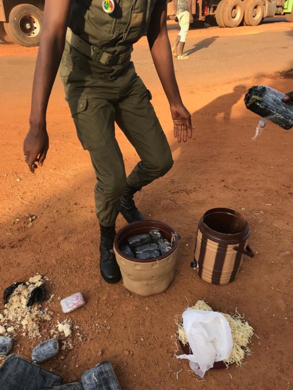 SAISIE DE 122 KG DE CHANVRE INDIEN ET 110 CARTONS DE FAUX MÉDICAMENTS SAISIE DE 122 KG DE CHANVRE INDIEN ET 110 CARTONS DE FAUX MÉDICAMENTS