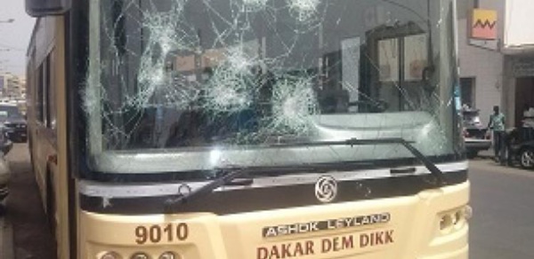 Les marchands ambulants en colère, deux bus de Dakar Dém Dikk saccagés Les marchands ambulants en colère, deux bus de Dakar Dém Dikk saccagés