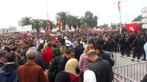 Les fonctionnaires tunisiens en grève pour des hausses de salaires Les fonctionnaires tunisiens en grève pour des hausses de salaires