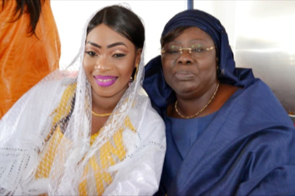 Arrêt sur image ! La belle complicité entre ces deux épouses de Serigne Modou Kara Arrêt sur image ! La belle complicité entre ces deux épouses de Serigne Modou Kara