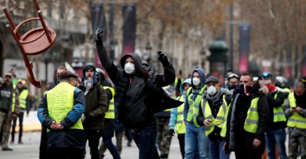Mobilisation en baisse chez les "Gilets jaunes", des violences à Paris