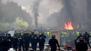 À Paris, la manifestation des gilets jaunes sur les Champs-Élysées dégénère dans la violence À Paris, la manifestation des gilets jaunes sur les Champs-Élysées dégénère dans la violence