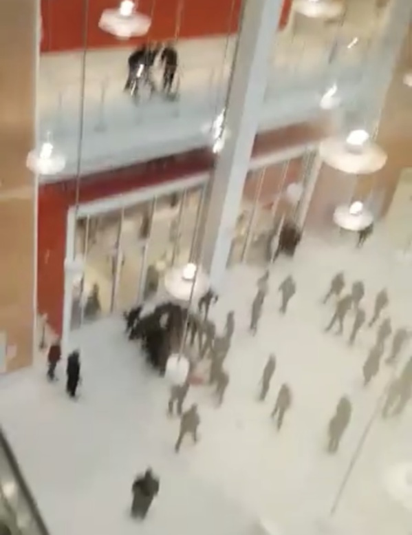 Drame à Paris : pour ne pas être reconduit à la frontière, l’immigré se jette dans le vide (images choquantes) Drame à Paris : pour ne pas être reconduit à la frontière, l’immigré se jette dans le vide (images choquantes)