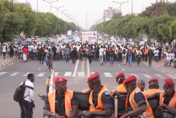 Les images de la marche du Front de Résistance Nationale Les images de la marche du Front de Résistance Nationale