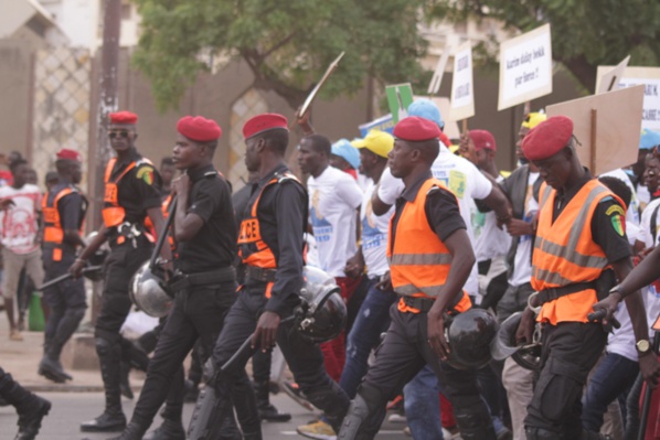 Les images de la marche du Front de Résistance Nationale Les images de la marche du Front de Résistance Nationale