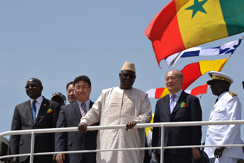 Pour une facture impayée de plus d' un milliard cinq cent millions CFA, le bateau "Diambone", qui assurait la liaison Dakar-Ziguinchor, bloqué en Espagne Pour une facture impayée de plus d' un milliard cinq cent millions CFA, le bateau "Diambone", qui assurait la liaison Dakar-Ziguinchor, bloqué en Espagne