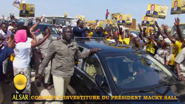 Congrès d'investiture : Le Président Macky remercie chaleureusement Racine Sy Congrès d'investiture : Le Président Macky remercie chaleureusement Racine Sy