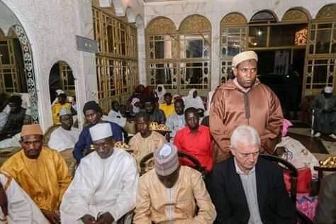 Le Pr Macky Sall a présenté ses condoléances à la famille de feu Sidy Lamine Niass Le Pr Macky Sall a présenté ses condoléances à la famille de feu Sidy Lamine Niass