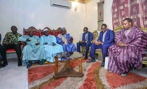 Le Pr Macky Sall a présenté ses condoléances à la famille de feu Sidy Lamine Niass Le Pr Macky Sall a présenté ses condoléances à la famille de feu Sidy Lamine Niass
