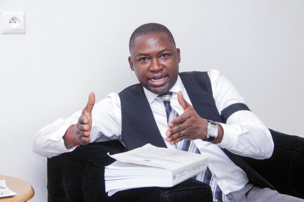 Dr Cheikh Omar Diallo sur le livre "le Sénégal au coeur" - La vie de Macky Sall, un roman au propre et au figuré Dr Cheikh Omar Diallo sur le livre "le Sénégal au coeur" - La vie de Macky Sall, un roman au propre et au figuré