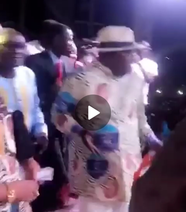 Arrêt sur image : Baye Ciss, qui danse  et s'habille comme feu Kanda Bongo Man