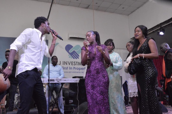 "Live" à guichets fermés chez Barrow- Waly Seck ..."Roi de la musique Séné-Gambienne" "Live" à guichets fermés chez Barrow- Waly Seck ..."Roi de la musique Séné-Gambienne"