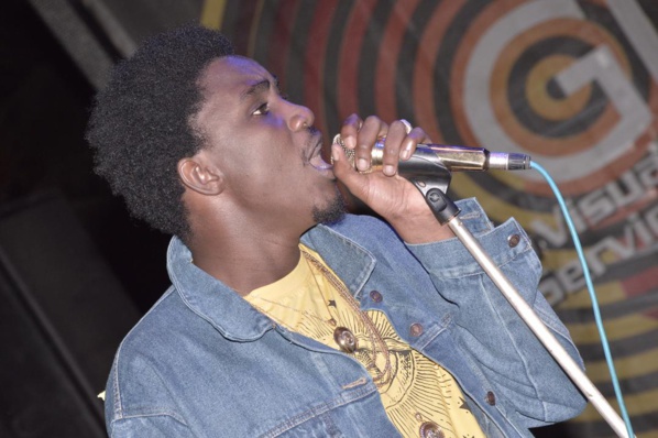 "Live" à guichets fermés chez Barrow- Waly Seck ..."Roi de la musique Séné-Gambienne" "Live" à guichets fermés chez Barrow- Waly Seck ..."Roi de la musique Séné-Gambienne"