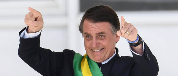 Jair Bolsonaro prête serment et jure que le Brésil "ne sera jamais rouge" Jair Bolsonaro prête serment et jure que le Brésil "ne sera jamais rouge"