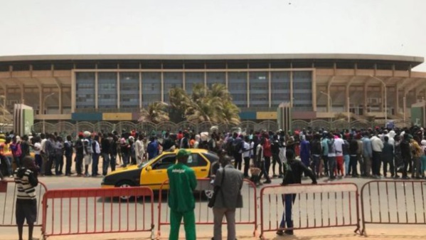 COMBAT BALLA GAYE 2-MODOU LÔ : RUÉE DES SUPPORTERS VERS LÉOPOLD SEDAR SENGHOR