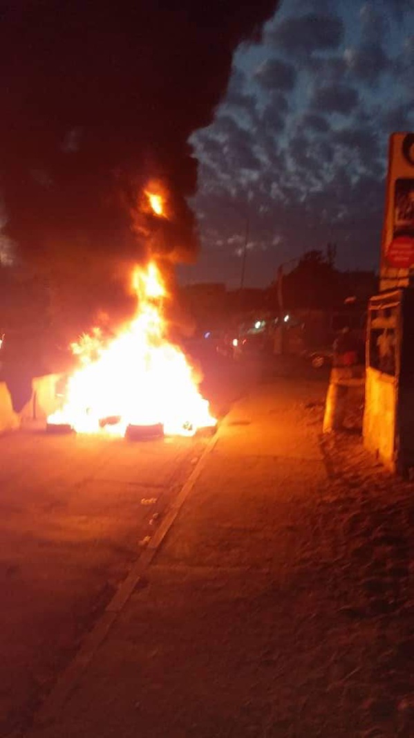 URGENT - Des jeunes brûlent des pneus à Guediawaye URGENT - Des jeunes brûlent des pneus à Guediawaye