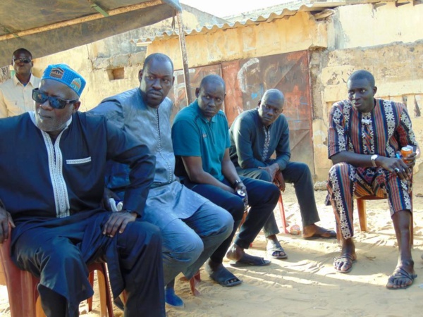 Ablaye Sow prend une pause-thé avec les jeunes de Thiès après la Ziarra annuelle de Thierno Mountaqa Daha Tall à Louga