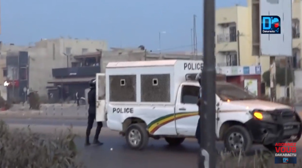 Manifestation contre l’invalidation de la candidature de Khalifa Sall : Des policiers chassés par des militants ... Manifestation contre l’invalidation de la candidature de Khalifa Sall : Des policiers chassés par des militants ...