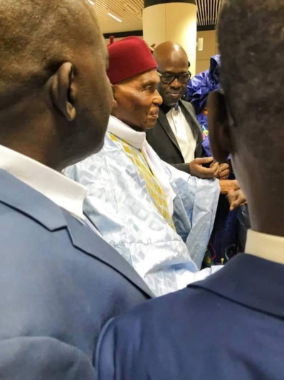 Aussitôt revenu au bercail, Me Wade demande aux Sénégalais de brûler leurs cartes d'électeurs Aussitôt revenu au bercail, Me Wade demande aux Sénégalais de brûler leurs cartes d'électeurs