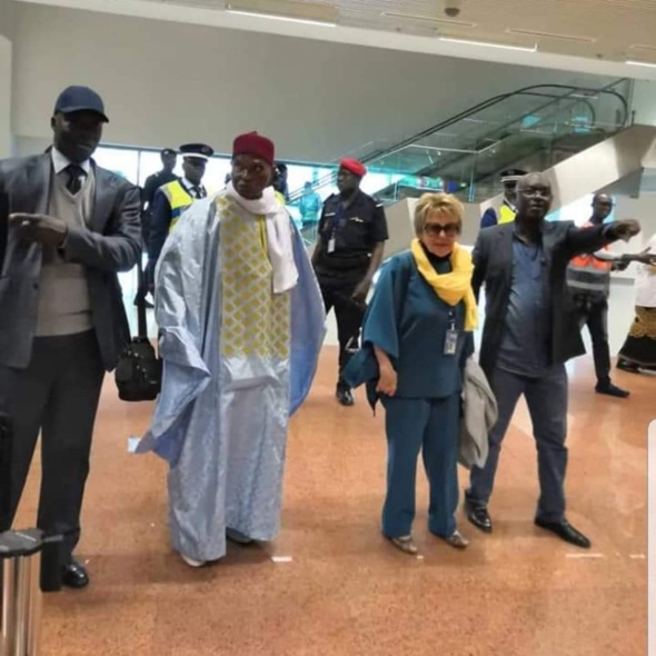 Aussitôt revenu au bercail, Me Wade demande aux Sénégalais de brûler leurs cartes d'électeurs Aussitôt revenu au bercail, Me Wade demande aux Sénégalais de brûler leurs cartes d'électeurs