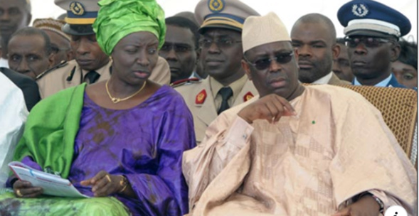 Campagne électorale : Wade, Macky Sall, la tablette et le discours interrompu Campagne électorale : Wade, Macky Sall, la tablette et le discours interrompu