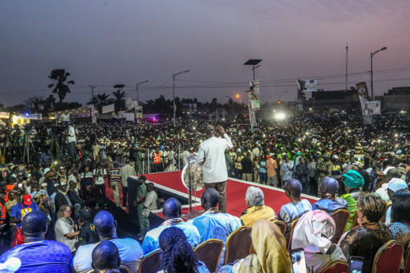 ​Meeting à Ziguichor : Macky chante la Casamance