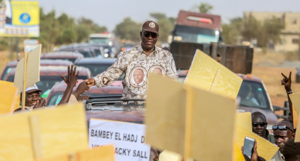 Fortes affluences à Gossas et à Bambey : Macky rassuré par ses militants Fortes affluences à Gossas et à Bambey : Macky rassuré par ses militants