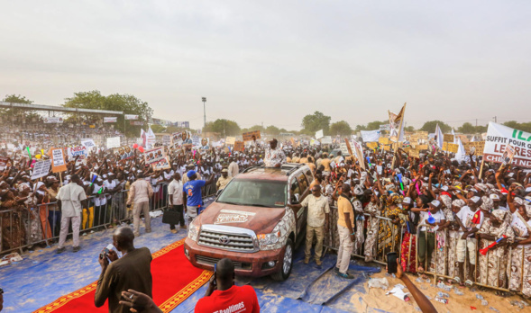 Fortes affluences à Gossas et à Bambey : Macky rassuré par ses militants Fortes affluences à Gossas et à Bambey : Macky rassuré par ses militants
