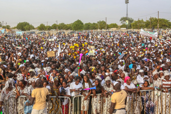 Fortes affluences à Gossas et à Bambey : Macky rassuré par ses militants Fortes affluences à Gossas et à Bambey : Macky rassuré par ses militants